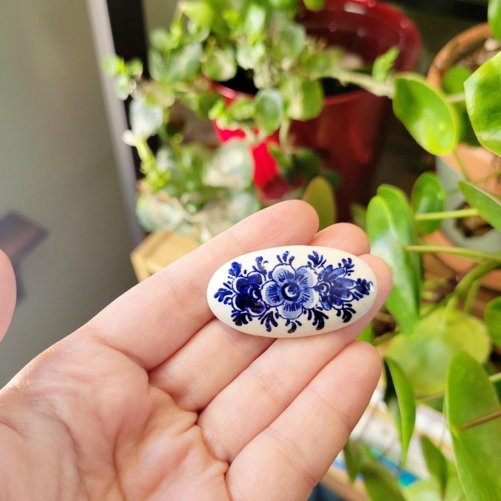 Vintage Dainty Holland Dutch Navy Blue Painted Floral Lapel Brooch Pin - Picture 4 of 6